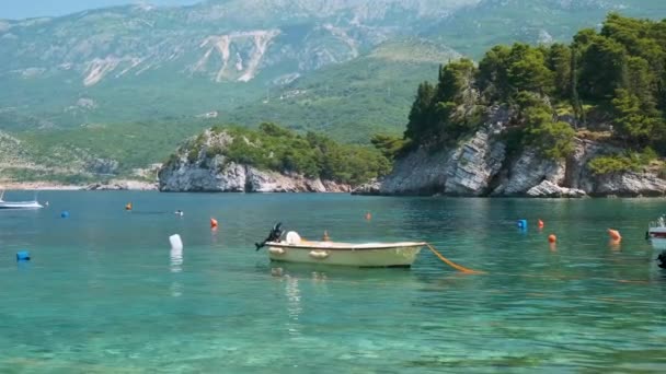 Barco Aguas Turquesas Del Mar Adriático Riviera Budvanian Sveti Stefan — Vídeo de stock