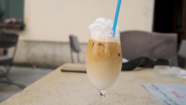 Glas Ijs Latte Koffie Met Room Stro Cafe Tafel Koude — Stockvideo