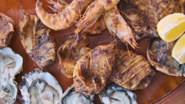 Grilled Mix Seafood Wooden Plate Charcuterie Platter Board Bbq Shrimp — Stock Video