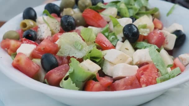 Olivový Olej Nalévající Misky Čerstvého Řeckého Salátu Zeleninou Sýrem Feta — Stock video