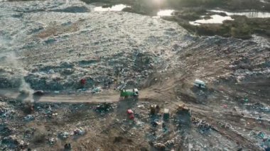 Çöp kamyonunun çöp sahasında sürüşünün hava görüntüsü. Çöp bidonuna düzenlenmemiş çöp yığını. Çevre kirliliği ve ekolojik felaket. İnsansız hava aracından görüntüle.