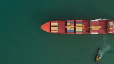 İthalat ve ihracat için konteynır taşıyan kargo gemisinin hava görüntüsü, iş lojistiği ve açık denizde ulaşım. Üst İHA görünümü. Nakliye.