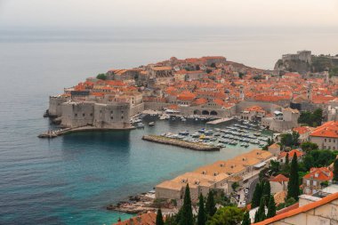 Hırvatistan 'ın Dalmaçya kentinde, Adriyatik Denizi üzerinde turkuaz su limanı bulunan Dubrovnik' in hava manzarası. Deniz kıyısında tekne ve yatları olan ortaçağ kalesi. Popüler seyahat