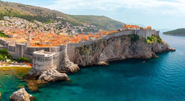 Hırvatistan 'ın Dalmaçya kentindeki Adriyatik Denizi' ndeki Dubrovnik Eski Kasabası 'nın panoramik manzarası. Deniz kıyısındaki ortaçağ kalesi. Popüler seyahat yeri. Yaz tatili geçmişi.
