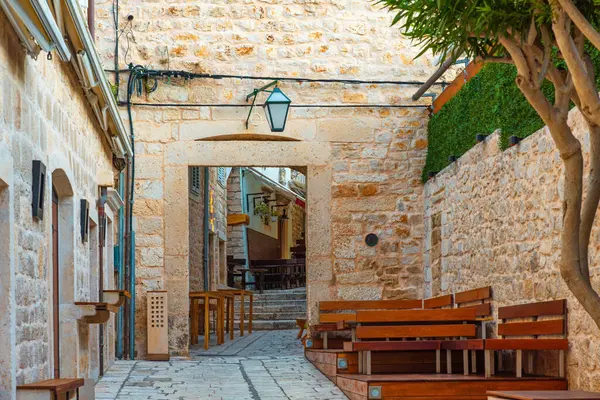 Ortaçağ 'ın Hvar kentindeki eski rahat caddede kaldırım kafesinde kimse yok, Dalmaçya, Hırvatistan. Yaz tatillerinde popüler seyahatler ve turistik yerler.