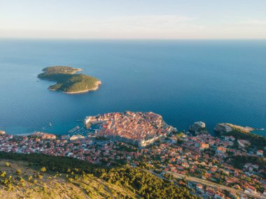 Adriyatik Denizi, Dalmaçya, Hırvatistan 'daki eski Dubrovnik kasabasının havadan çekilmiş görüntüleri. Limanı ve yatları olan ortaçağ şehir kalesi. İHA görüntüsü. Seyahat hedefi.