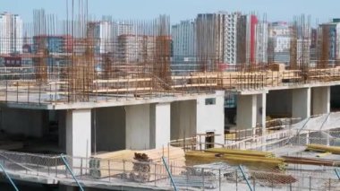 İnşaat malzemeleriyle modern çok katlı ev inşaatı. Endüstriyel gelişim, inşaat alanı mühendisliği.