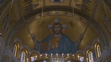 Sırbistan 'ın başkenti Belgrad' da mozaik süslemeleri ve İsa Mesih simgesiyle Ortodoks Kilisesi Saint Sava Interior. Hıristiyan arka planı.