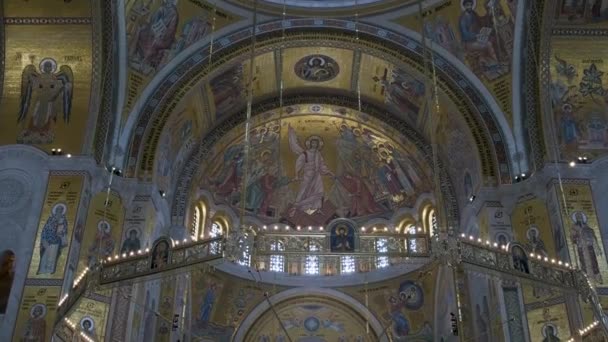 Wnętrze Kościoła Chrześcijańskiego Dekoracjami Mozaikowymi Ikonami Połyskiem Cerkiew Sawy Belgradzie — Wideo stockowe