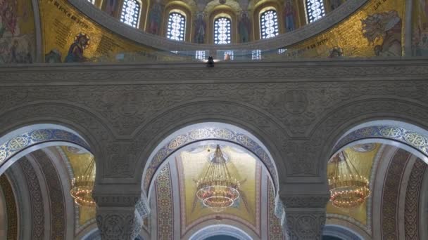 세르비아 베오그라드에서 모자이크 장식과 기독교 아이콘으로 정교회 인테리어 — 비디오