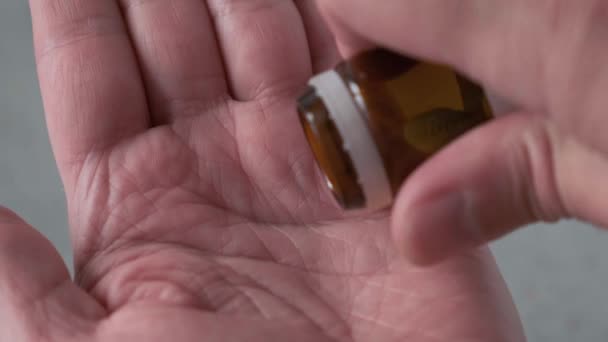 Mann Nimmt Blaue Und Braune Tabletten Der Hand Medikamente Zur — Stockvideo