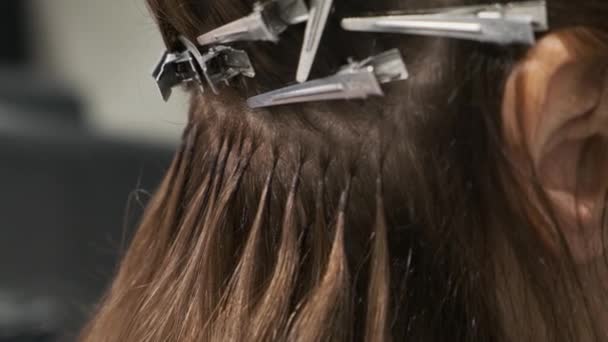 Розширення Волосся Допомогою Капсул Ниток Дорослого Брюнетки Салоні Краси Розширення — стокове відео