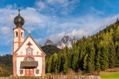 Santa Maddalena köyündeki Geisler tepelerine karşı San Giovanni Kilisesi, Dolomites dağlarındaki Val Di Funes, Trentino Alto Adige, İtalya. Baharda İtalyan Alpleri. Avrupa 'da popüler simge.