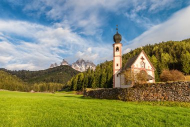Santa Magdalena köyündeki Geisler dağlarına karşı St. John Kilisesi, Dolomites dağlarındaki Val Di Funes, Güney Tyrol, İtalya. Baharda İtalyan Alpleri. Popüler seyahat hedefi.