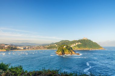 San Sebastian ya da Donostia 'nın turkuaz körfezinin güneş doğarken La Concha sahilli havadan görüntüsü, Bask ülkesi, İspanya. Popüler seyahat hedefi
