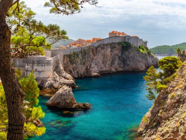 Adriyatik Denizi, Dalmaçya, Hırvatistan 'da turkuaz su koylu Dubrovnik Eski kenti. Deniz kıyısındaki ortaçağ kalesi. Popüler seyahat yeri. Seyahat arkaplanı.