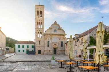 Eski ortaçağ kenti Hvar 'daki ana meydan Pjaca' da St. Stephen Katedrali, açık hava restoranı ve yan yol kafesi olan ve gündoğumunda Hırvatistan 'ın Dalmaçya kentinde kimse yok. Popüler seyahat ve turizm