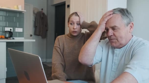Filha Pai Idoso Chocado Olhando Para Laptop Tocando Suas Cabeças — Vídeo de Stock