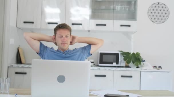 Tevreden Knappe Man Freelancer Werk Laptop Thuis Zet Handen Achter — Stockvideo