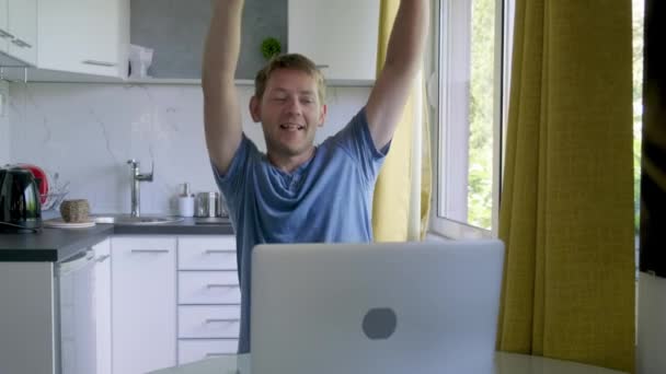 Glücklicher Junger Mann Feiert Seinen Sieg Während Auf Den Computer — Stockvideo