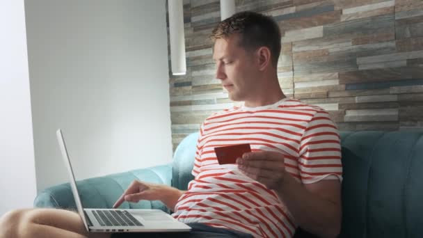 Empörte Mann Versuchen Mit Kreditkarte Online Bezahlen Mit Laptop Sitzen — Stockvideo