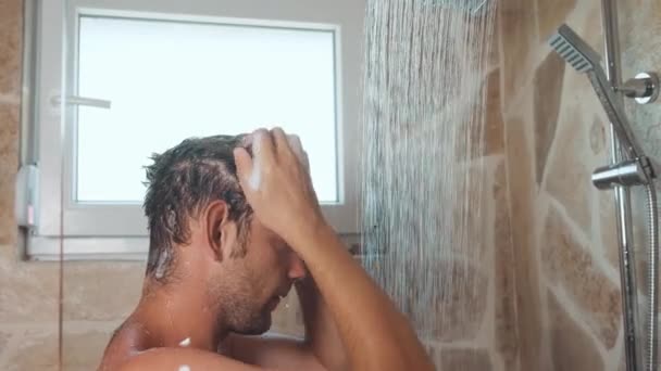 Мужчина Принимает Душ Мыть Волосы Шампунем Прохладной Водой Тропическим Душем — стоковое видео