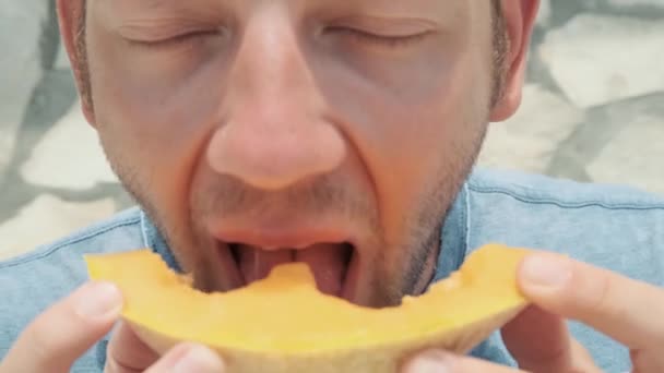 Gros Plan Jeune Homme Prendre Une Bouchée Melon Frais Mûr — Video