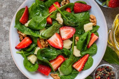 Ispanaklı, çilekli, parmesan peynirli, cevizli ve zeytinyağlı sağlıklı yaz salatası. Üst Manzara. Öğle yemeğinde nefis vejetaryen yemekleri..