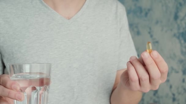 Muž Pije Tobolku Omegou Vitamín Sklenicí Vody Nutriční Doplněk Rybím — Stock video