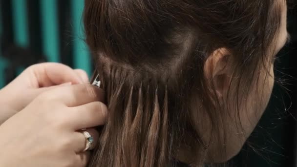 Розширення Волосся Допомогою Капсул Ниток Дорослого Брюнетки Салоні Краси Розширення — стокове відео