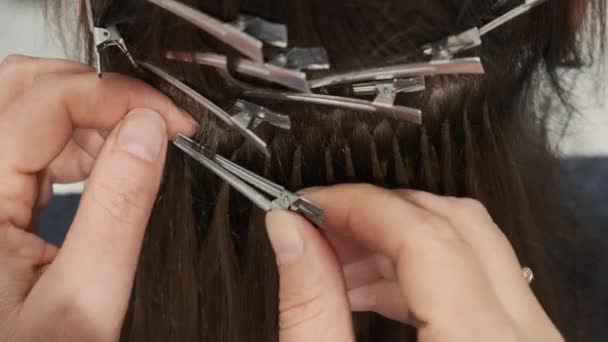 Güzellik Salonunda Kapsüller Isıtma Aletleri Kullanarak Saç Eklentilerini Kaynaştırmak Kuaför — Stok video
