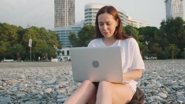 Glada Vita Kvinna Som Arbetar Med Laptop Prata Med Vänner — Stockvideo