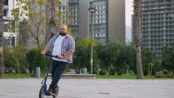 Size Mann Fährt Scooter Der Stadt Männer Fahren Elektro Roller — Stockvideo