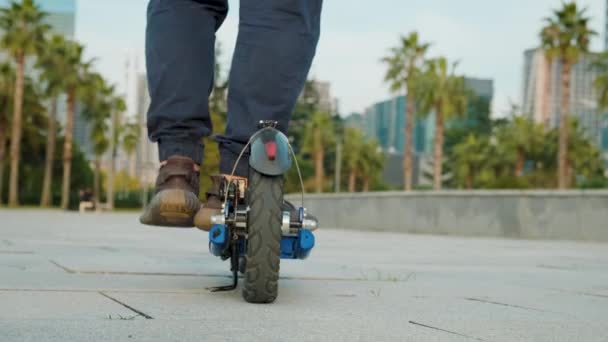 Taille Homme Équitation Scooter Électrique Dans Ville Vue Arrière Mâle — Video