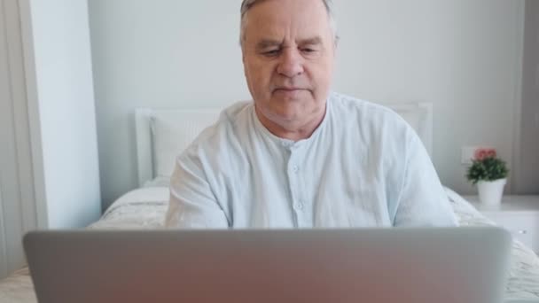Homem Idoso Frustrado Aposentado Usando Laptop Tem Problema Com Pagamento — Vídeo de Stock