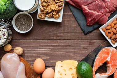 Protein yiyeceği. Yüksek protein kaynaklarından yapılmış çerçeve. Balık, et, kümes hayvanları, peynir, yumurta, tohum, sebze ve süt. Sağlıklı beslenme ve dengeli gıda kavramı. Keto ve düşük karbonhidrat diyeti. Üst görünüm