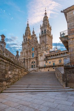 Santiago de Compostela Katedrali gündoğumunda, Galiçya, İspanya. Galiçya Gotik Kilisesi. Popüler turistik dönüm noktası. Dikey yönelim.
