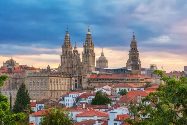 Santiago de Compostela şehrinin hava manzarası Katedral ve gündoğumunda binalar, Galiçya, İspanya. Galiçya Gotik Kilisesi. Popüler turistik dönüm noktası.