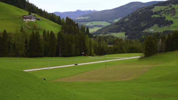 Frühling Ländliche Landschaft Mit Almstraße Und Auto Den Dolomiten Niederdorf — Stockvideo