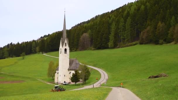 Jarní Venkovská Krajina Kostelem Traktorem Zemědělské Pole Vesnici Villabassa Dolomitských — Stock video