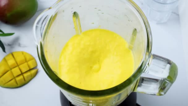 Mango Smoothie Milkshake Gemengd Blender Met Spatten Langzame Beweging Koken — Stockvideo