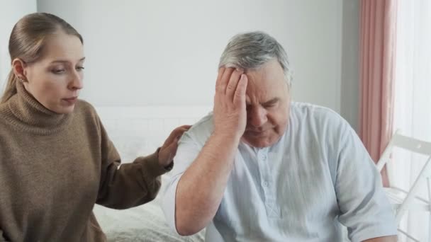Старший Мужчина Чувствует Сильную Головную Боль Трогает Голову Смотрит Беспокойную — стоковое видео
