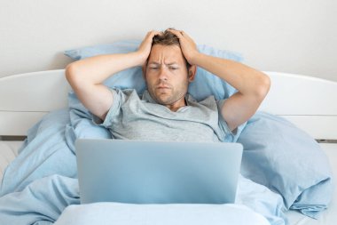 Yakışıklı, sabahları yatakta üzgün bir ifadeyle bilgisayardan haber okuyan etkileyici bir adam. Adam bilgisayardan kötü haberleri izlerken hayrete düştü. Kafasını kaldırdı ve ekrana baktı..