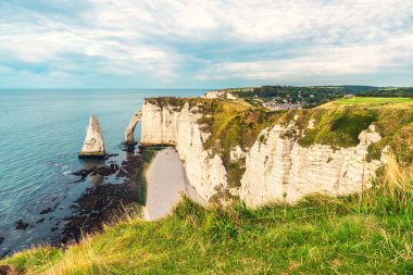 Beyaz tebeşir kayalıkları ve doğal kemerler Aval ve Needle of Etretat ve Fransa 'nın en güzel deniz kıyıları, Normandiya, Fransa. Günbatımında ünlü kaya oluşumlarıyla Normandie 'de Fransız deniz kıyısında.