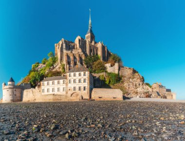 Mont Saint Michel Manastırı 'nda alçak gelgit sırasında, Normandiya, Kuzey Fransa, Avrupa. Normandiya 'da ortaçağ gotik katedrali olan gelgit adası. Seyahat ve turistik yerler.