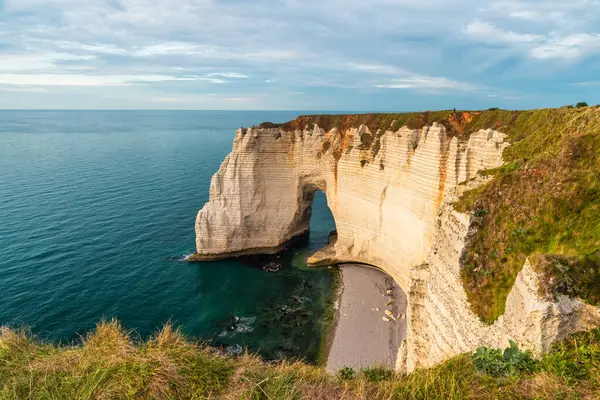 Cliffs ve la Manneporte Normandiya, Fransa 'nın doğal kemeri. Günbatımında ünlü kaya oluşumlarıyla Normandie 'deki Fransız deniz kıyısında. Seyahat hedefi.