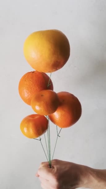 Mano Che Tiene Gli Agrumi Arancioni Come Palloncini Palloncini Frutta — Video Stock