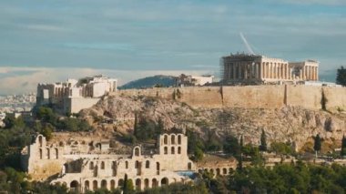 Atina 'nın Akropolü, Parthenon tapınağı güneşli bir günde tepenin zirvesinde. Avrupa 'da popüler yaz tatili turistik beldesi.