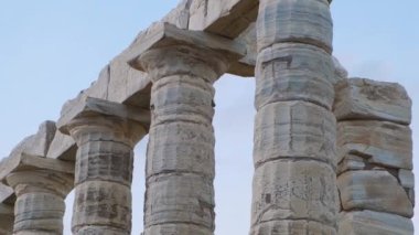 Cape Sounion, Attica, Yunanistan 'daki Poseidon Tapınağı Sütunları. Antik Yunan mimarisi. Yunan deniz tanrısı sütunlu antik tapınağın kalıntıları. Kapatın. Popüler seyahat ve turistik