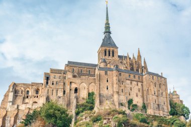 Mont Saint Michel Gotik Şatosu 'nda Manastır Manastırı, Normandiya, Kuzey Fransa, Avrupa' da. Normandiya 'da ortaçağ gotik katedrali olan gelgit adası. Seyahat ve turistik yerler.